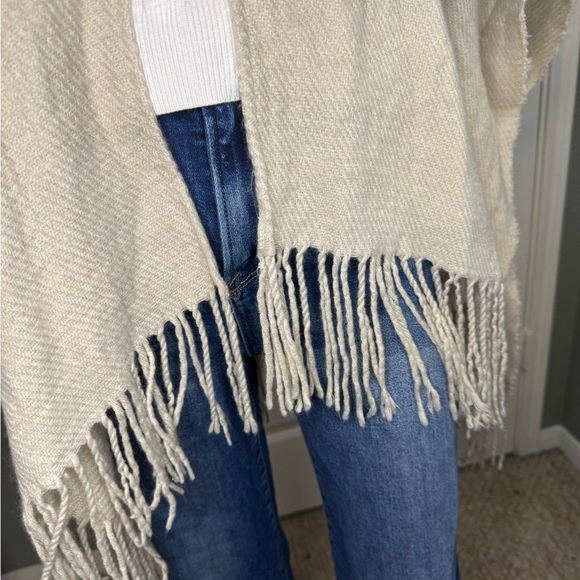 Universal Thread Women's Cream Cardigan. - Picture 8 of 10
